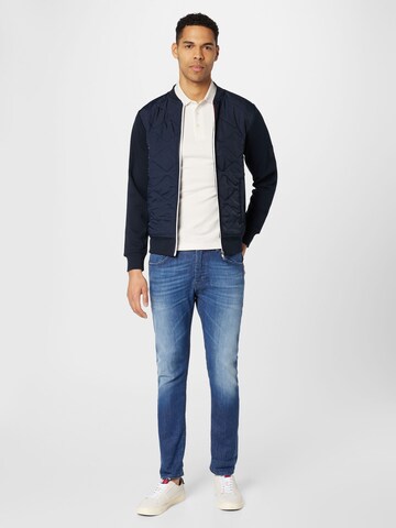 TOMMY HILFIGER Tussenjas in Blauw