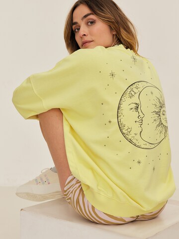 ABOUT YOU x Sofia Tsakiridou Sweatshirt 'Tilda' in Yellow