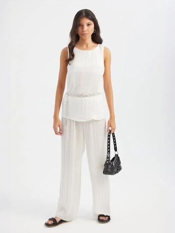 Haut Hiccup en blanc