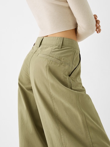 BershkaLoosefit Chino hlače - zelena boja