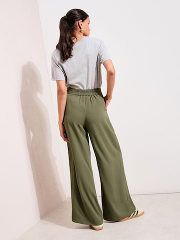 Friends Like These Wide Leg Laskoshousut värissä vihreä