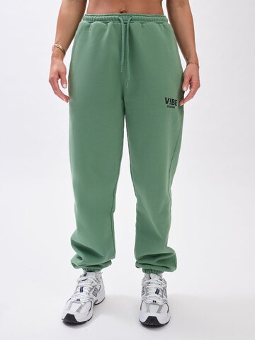 V!BE STUD!OS - Tapered Pantalón en verde