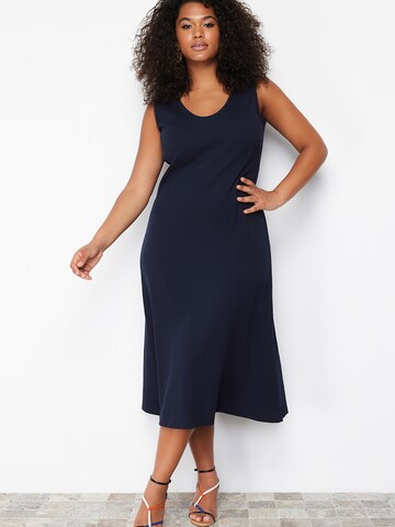 Robe Trendyol Curve en bleu : devant