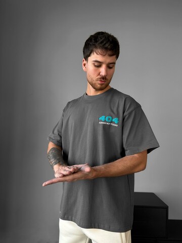 Kleidermafia Shirt 'Oversize 404 T-shirt - Anthracite'‌ in Grau: Vorderseite