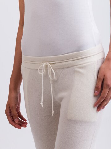 regular Pantaloni di CASH-MERE.CH in bianco