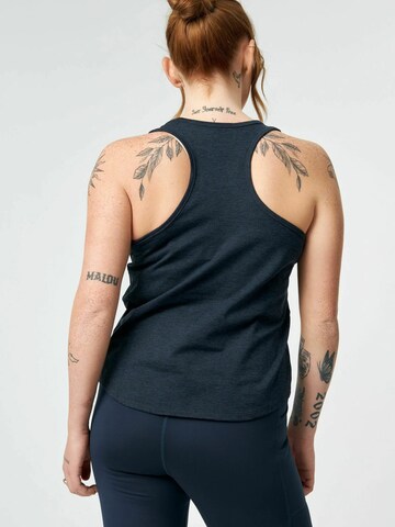 Top 'Reset' di Girlfriend Collective in blu