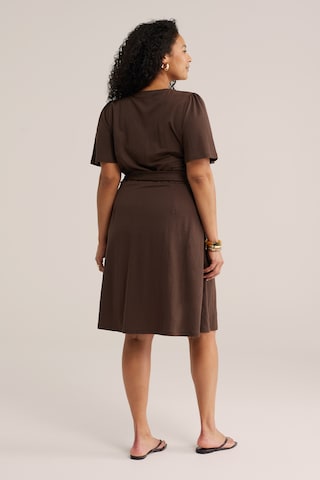 Rochie de la WE Fashion pe maro