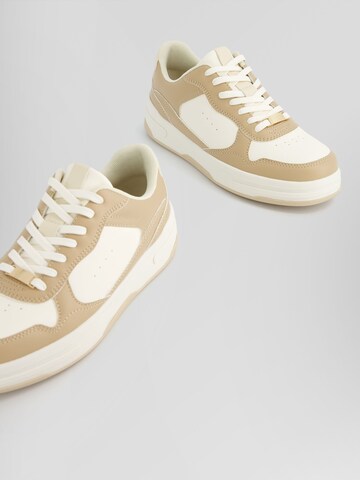 Bershka Låg sneaker i gul