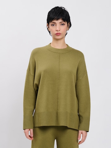 Pulover de la Influencer pe verde: față