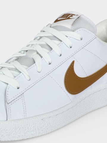 Baskets basses 'CLASSIC' Nike Sportswear en blanc