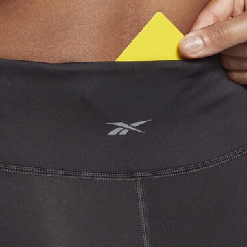 Skinny Pantaloni sportivi di Reebok in nero