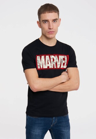 LOGOSHIRT Shirt 'Marvel Comic Block Logo' in Zwart: voorkant