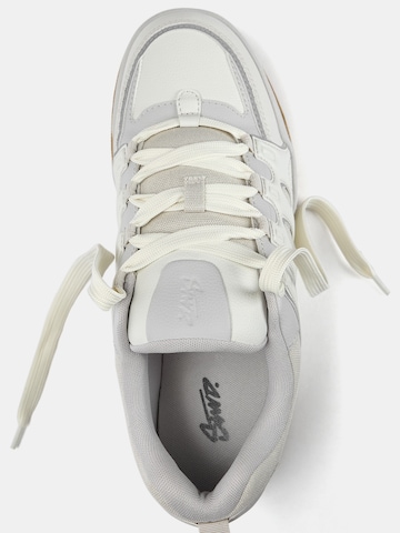 Sneaker bassa di Pull&Bear in grigio