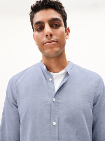ARMEDANGELS Regular fit Overhemd 'TOMAS' in Blauw