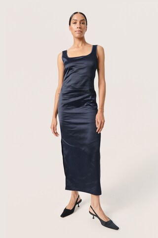 SOAKED IN LUXURY Jurk 'Anna' in Blauw: voorkant