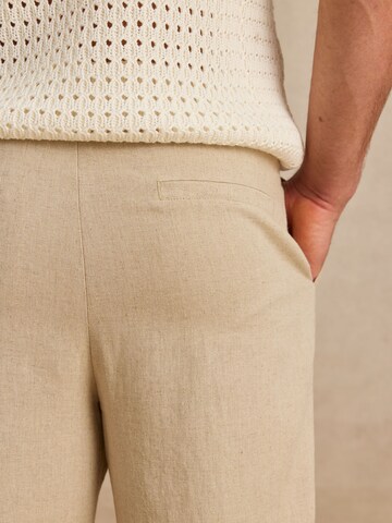 DAN FOX APPAREL Конический (Tapered) Штаны 'Esad' в Бежевый