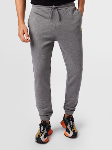 Effilé Pantalon Lyle & Scott en gris : devant