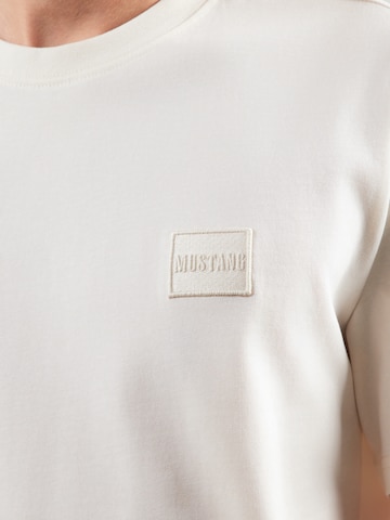 MUSTANG Футболка 'Austin' в Белый