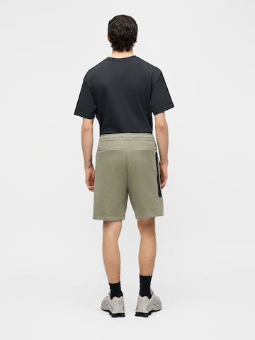 Nike Sportswear Loosefit Shorts 'TECH FLC' in Grün