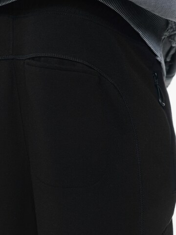 Tapered Pantaloni di Pull&Bear in nero