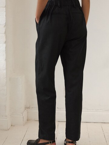 Next - regular Pantalón plisado en negro