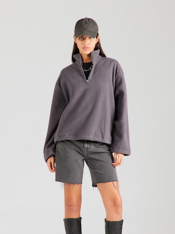 Pull-over 'Cora' WEEKDAY en gris : devant