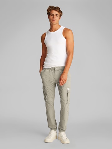 Calvin Klein Jeans Ozke Kargo hlače | siva barva