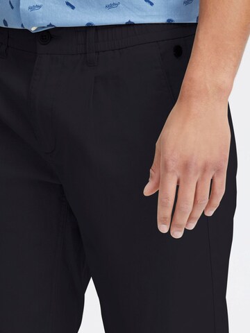 regular Pantaloni con pieghe 'Woven' di BLEND in nero