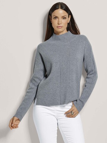 MADELEINE Pullover in Grau: Vorderseite