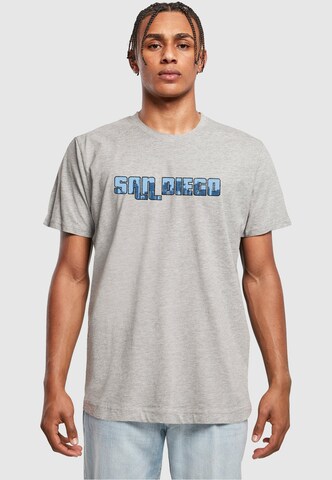 Merchcode T-Shirt 'Grand San Diego Skyline' in Grau: Vorderseite