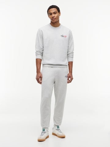 Tommy Jeans Tapered Housut värissä harmaa