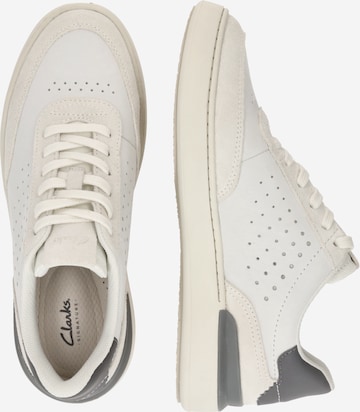 CLARKS Låg sneaker 'Courtlite Run' i vit