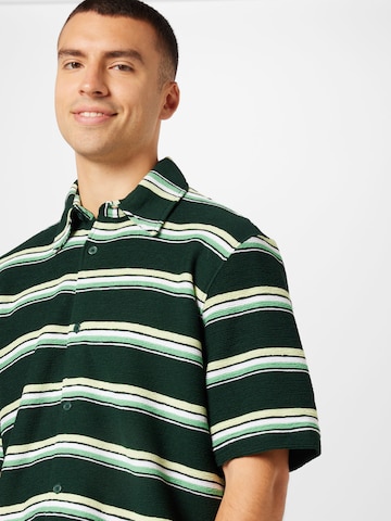 WEEKDAY - Ajuste regular Camisa en verde