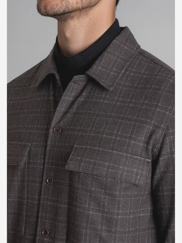 Coupe regular Chemise MAERZ Muenchen en marron : sur le côté