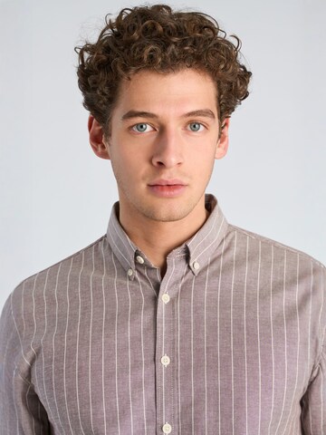 Coupe regular Chemise Lindbergh en rouge