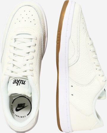 Baskets basses Nike Sportswear en beige