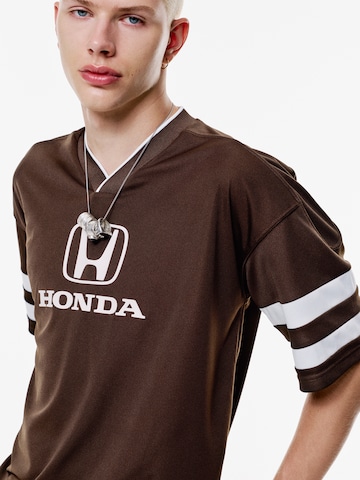 Pull&Bear Paita 'HONDA FÚTBOL'' värissä ruskea