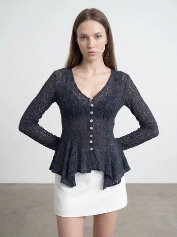 Dilvin Knit Cardigan in Blue: front
