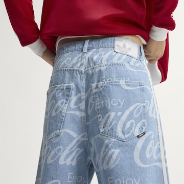 ADIDAS ORIGINALS - Folgado Calças de ganga 'Coca-Cola Classic' em azul
