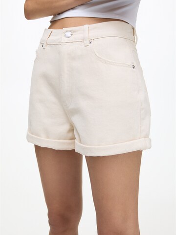 Pull&Bear Regular Shorts in Beige: predná strana