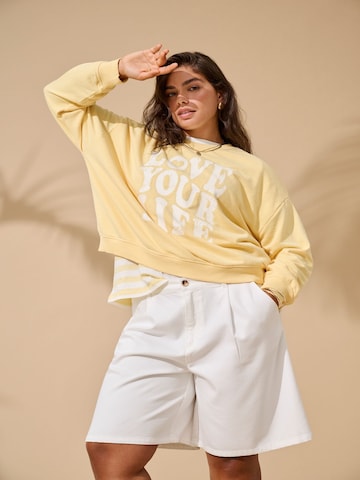 ONLY Carmakoma Sweatshirt 'CARSandy' in Geel: voorkant