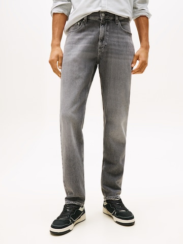 Tommy Jeans - Slimfit Vaquero 'Ryan' en gris: frente