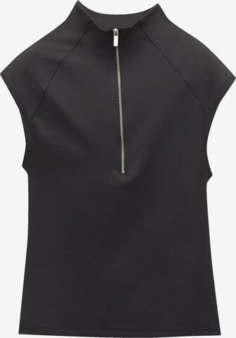 Top de la Pull&Bear pe negru: față