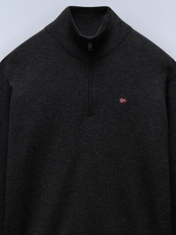 NAPAPIJRI Sweatshirt in Grey