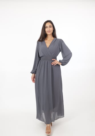 Elara Kleid in Grau: Vorderseite