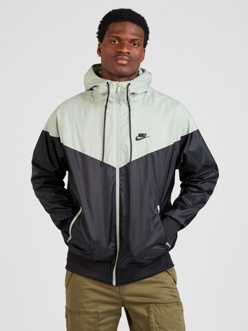 Nike SportswearPrijelazna jakna 'Heritage Essentials' - crna boja: prednji dio