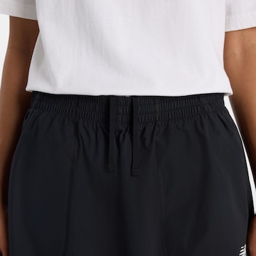 new balance Loosefit Sporthose in Schwarz