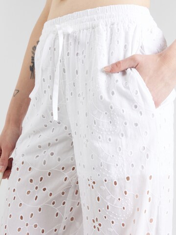 PIECES - Regular Calças 'WENDY' em branco