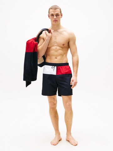 TOMMY HILFIGER Badeshorts in Blau