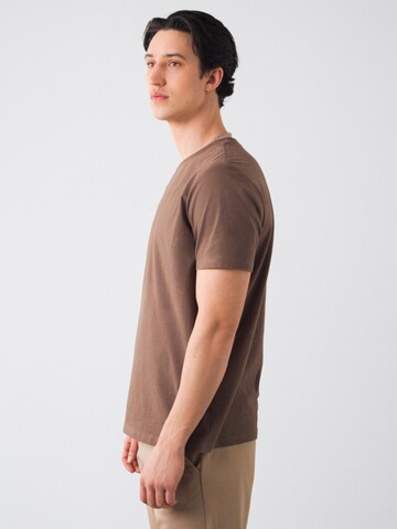 Honest Basics Shirt 'T-shirt Men' in Bruin